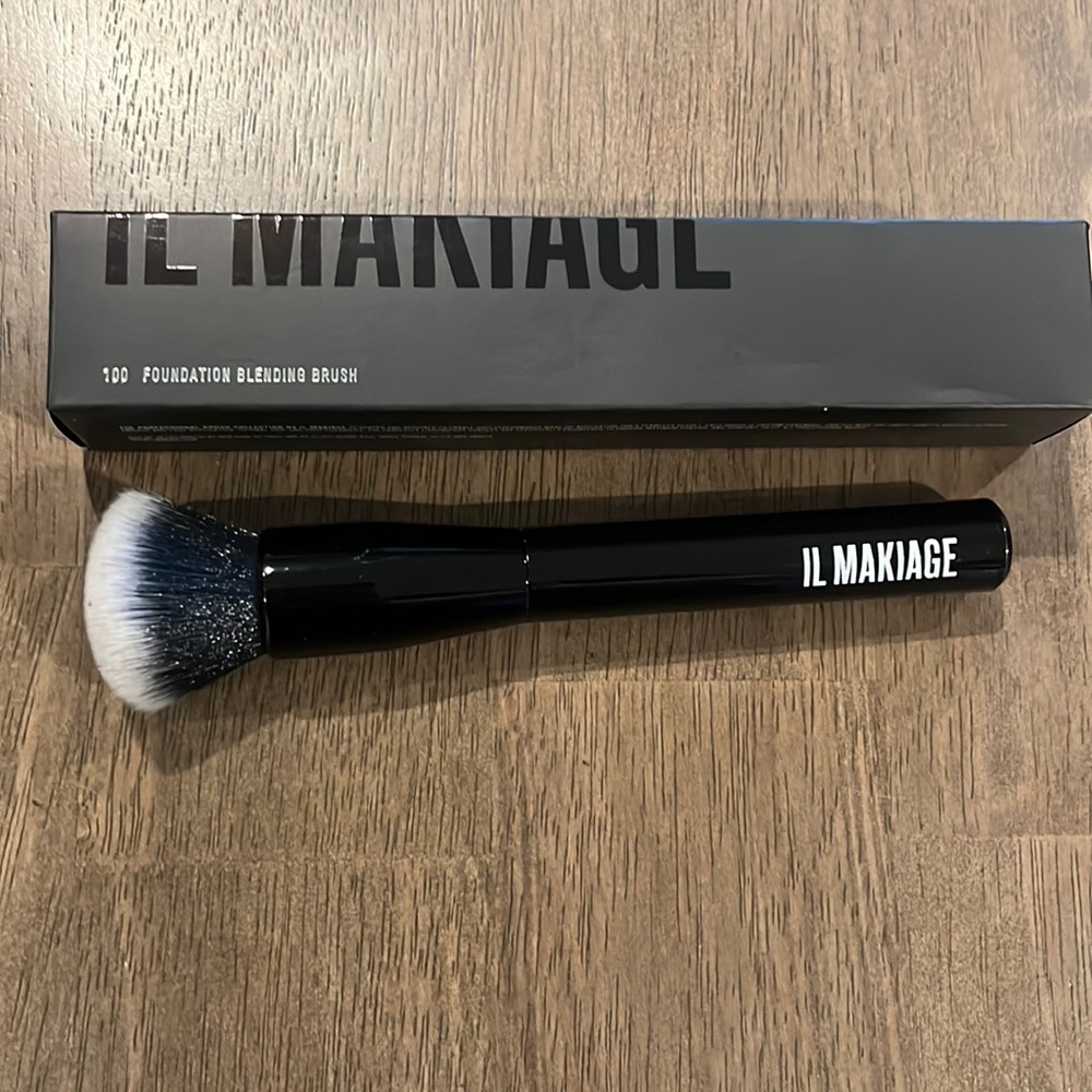 IL MAKIAGE Foundation Blending Brush 100 NIB